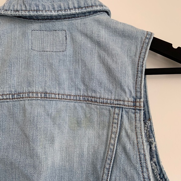 🏷️ 🌸 2/$20 or 3/$24 - AE Distressed Denim Vest - Picture 9 of 9